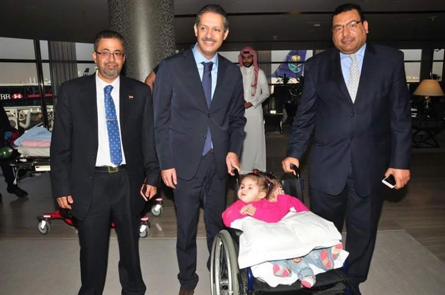 بالصور.. التوأم السيامي المصري تصلان إلى مستشفى الحرس الوطني والربيعة يطمئن عليهما