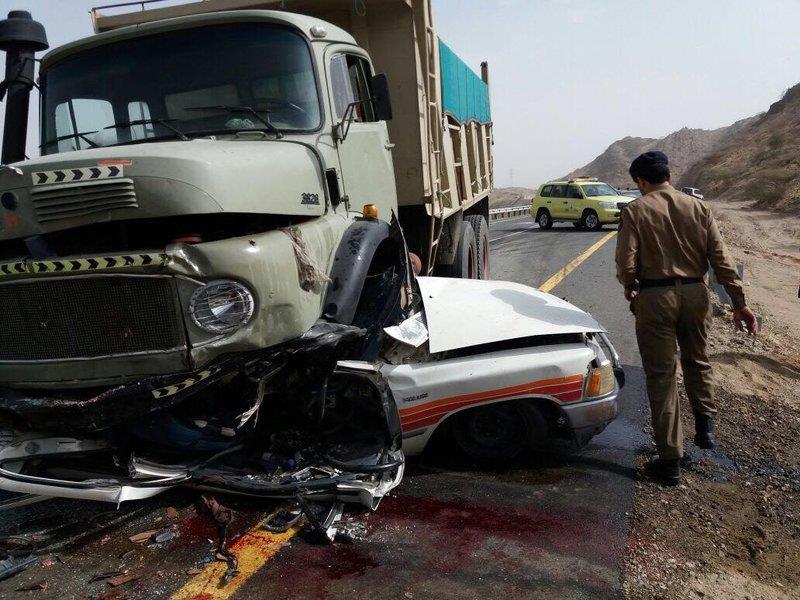 بالصور.. شاحنة تسحق مركبة بداخلها شابان على طريق بيشة- سبت العلايا