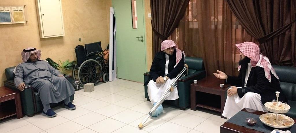 معلم يتعرض لحادث ويرفض الإجازة حرصاً على طلابه (صور) معلم يتعرض لحادث ويرفض الإجازة حرصاً على طلابه (صور)