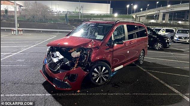 موظف في مرسيدس يحطم 50 سيارة للشركة بجرافة بسبب تسريحه من العمل