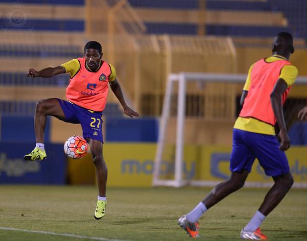 بالصور .. داسيلفا يجتمع بلاعبي النصر ويمنحهم اجازة 5 أيام
