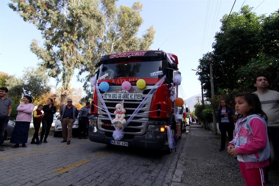 بالصور.. زفاف على متن الشاحنات في ولاية موغلا التركية