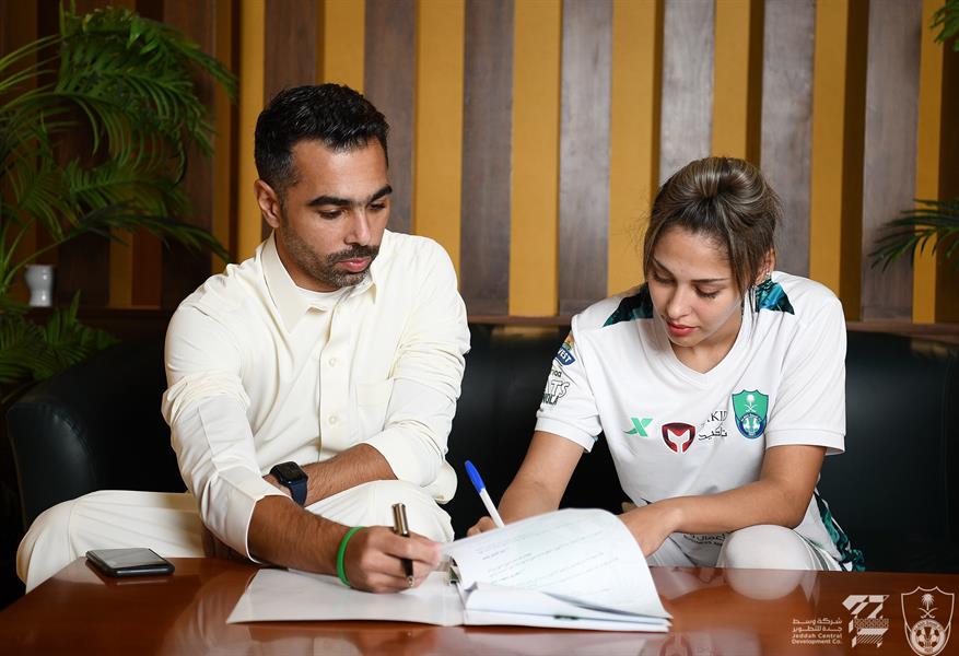 رسميًا.. الأهلي يدعم صفوفه بالجزائرية عبلة بن سنوسي