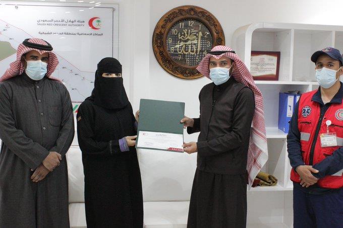 "الهلال الأحمر" بالحدود الشمالية يكرم ممرضة لقيامها بتوليد جارتها في المنزل 