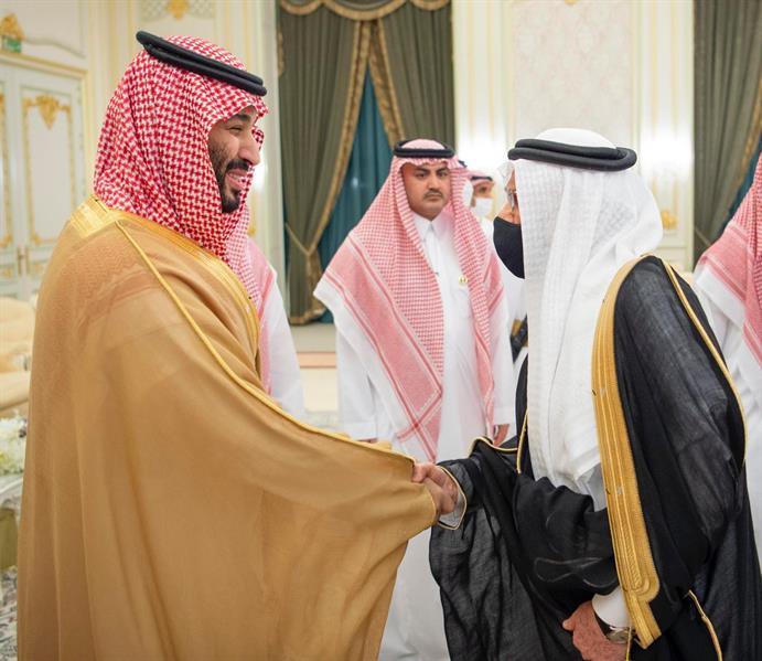 ولي العهد يستقبل العلماء وجمعاً من المواطنين في قصر طيبة بالمدينة المنورة (فيديو وصور)