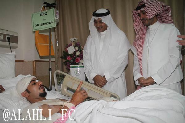 زيارة مناصر الاهلي المصاب عبدالعزيز الزهراني