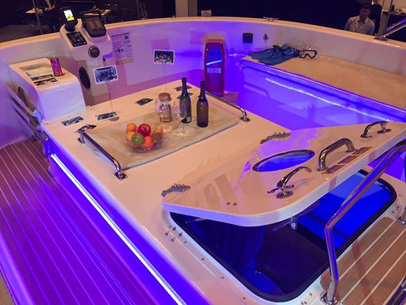 بالصور.. أبوظبي تشهد عرض أول قارب وغواصة معاً صديق للبيئة