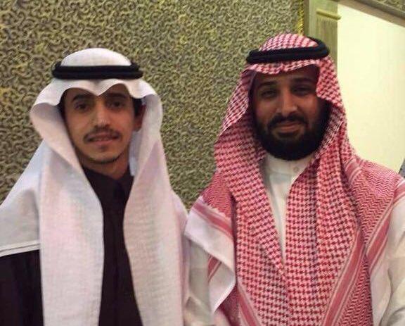 بالفيديو والصور.. شبيه محمد بن سلمان يجتذب الأنظار.. ومواطنون يلتقطون الصور التذكارية معه بالفيديو والصور.. شبيه محمد بن سلمان يجتذب الأنظار.. ومواطنون يلتقطون الصور التذكارية معه