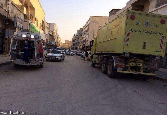 فرق الهلال الأحمر تباشر الحادث