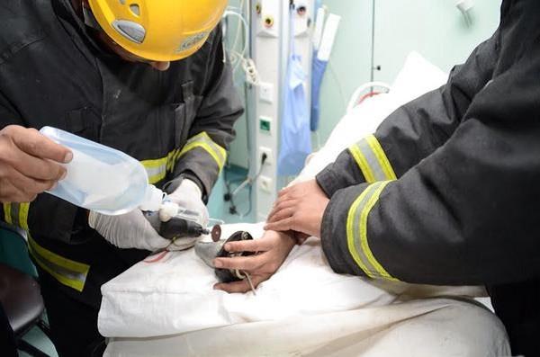 بالصور.. إنقاذ مواطن علقت يده في فتحة بنزين السيارة ببريدة 