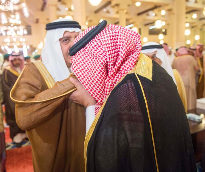  نائب خادم الحرمين يقبل يد عمه الأمير أحمد خلال الصلاة على الأميرة نوف