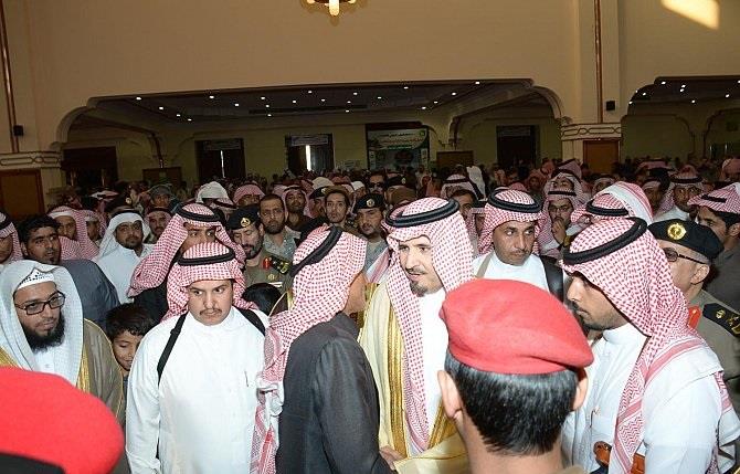 بالصور.. أمير منطقة الجوف يتقدم المصلين على جثمان الشهيد محارب الشراري بالصور.. أمير منطقة الجوف يتقدم المصلين على جثمان الشهيد محارب الشراري