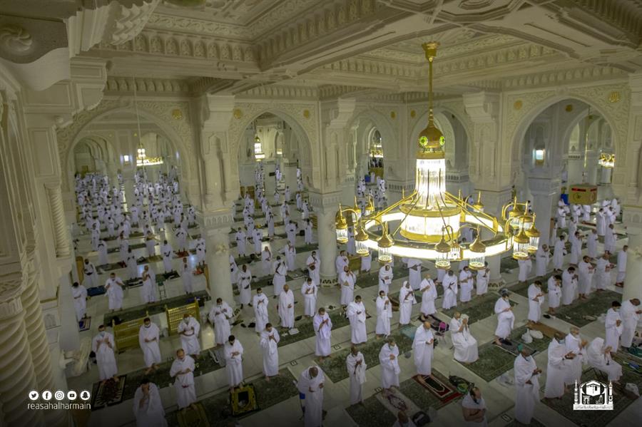 المصلون يشهدون ختم القرآن بالحرمين الشريفين وسط أجواء روحانية المصلون يشهدون ختم القرآن بالحرمين الشريفين وسط أجواء روحانية