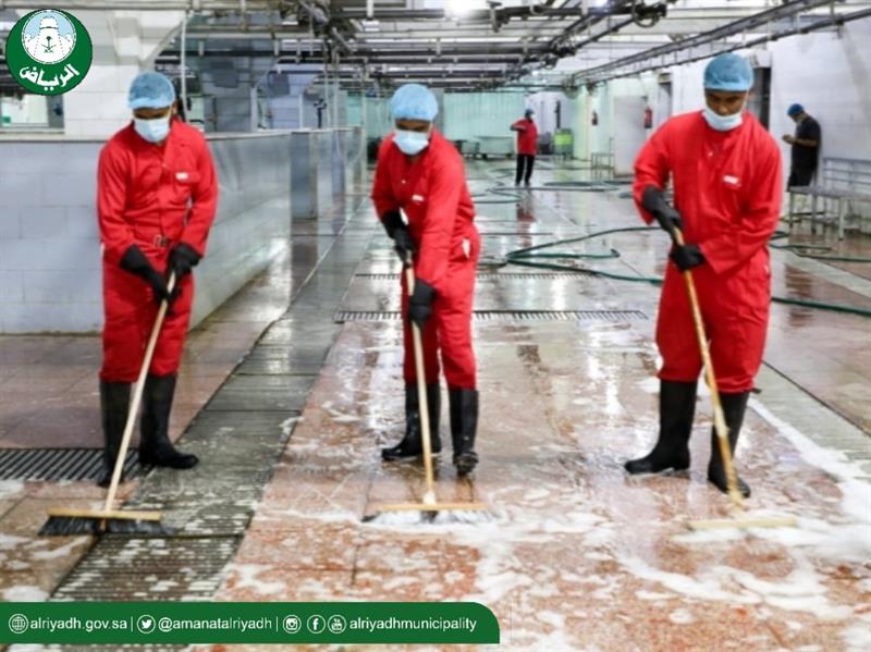 جهود مواجهة كورونا في الرياض.. أسواق تُطهّر وإغلاقات تُتابع ومعقمات توزّع مجاناً جهود مواجهة كورونا في الرياض.. أسواق تُطهّر وإغلاقات تُتابع ومعقمات توزّع مجاناً