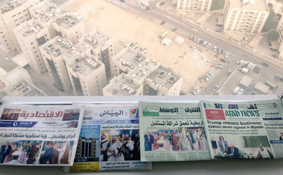 الصحفيون الأمريكيون المرافقون لترامب يوثقون يومياتهم في المملكة.. من 