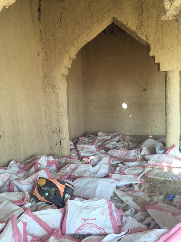 بالفيديو والصور.. أصحاب المواشي يحولون مسجداً أثريا بضرماء إلى مستودع للأعلاف