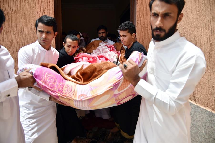 بالصور.. جموع تؤدي صلاة الميت على الشهداء الثلاثة المدنيين الذين استشهدوا بمقذوف حوثي