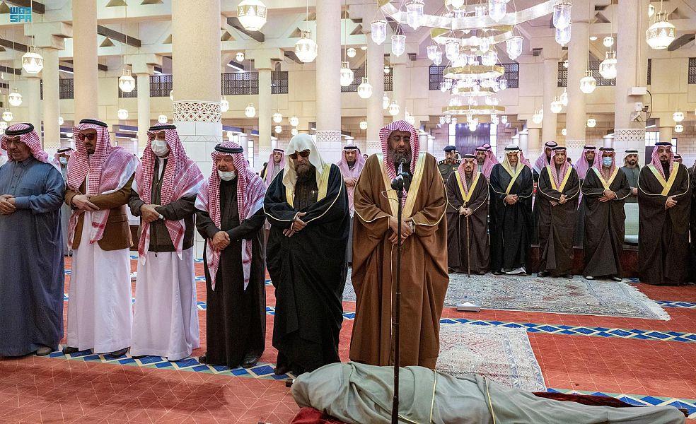 أمير الرياض يؤدي صلاة الميت على الأمير عبدالإله بن سعود 