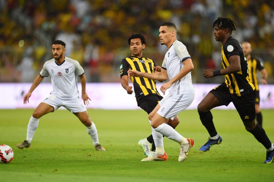 "الاتحاد" يُعزز من صدارته للدور بثنائية في مرمى "الحزم"