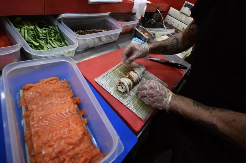 مطعم في كراماتورسك يصر على تقديم السوشي ... رغم أنف الحرب