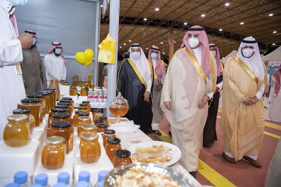 أمير الجوف يفتتح مهرجان أيام العسل بدومة الجندل بمشاركة 140 نحالاً  