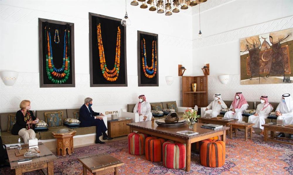 ولي العهد يلتقي المبعوث الأمريكي لشؤون المناخ جون كيري 