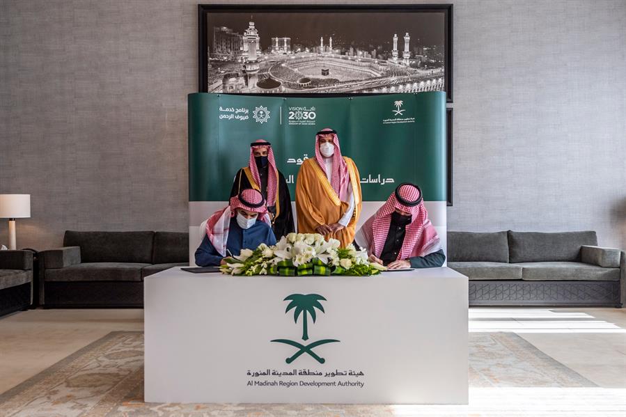 فيصل بن سلمان يشهد توقيع عقود حافلات النقل السريعة (BRT)