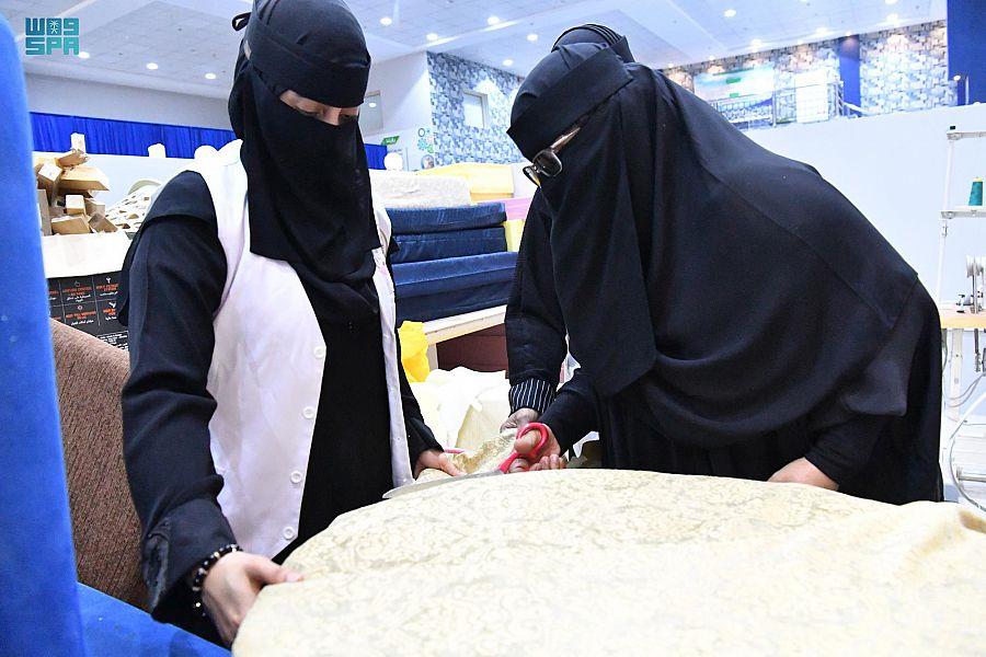 مواطنة تحول الألواح الخشبية إلى أعمال وتحف فنية منذ 50 عامًا 