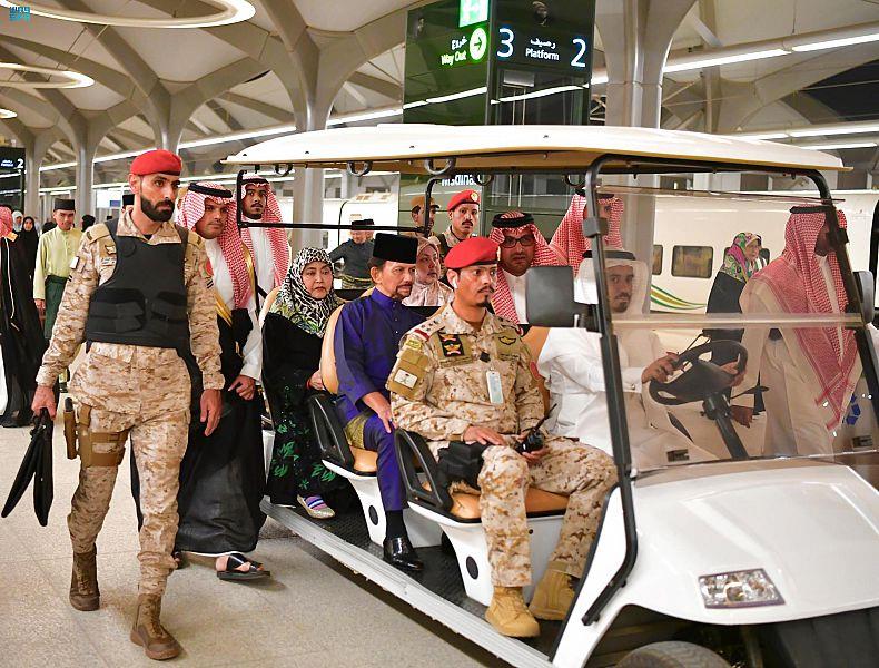 سلطان بروناي دار السلام يصل إلى المدينة المنورة