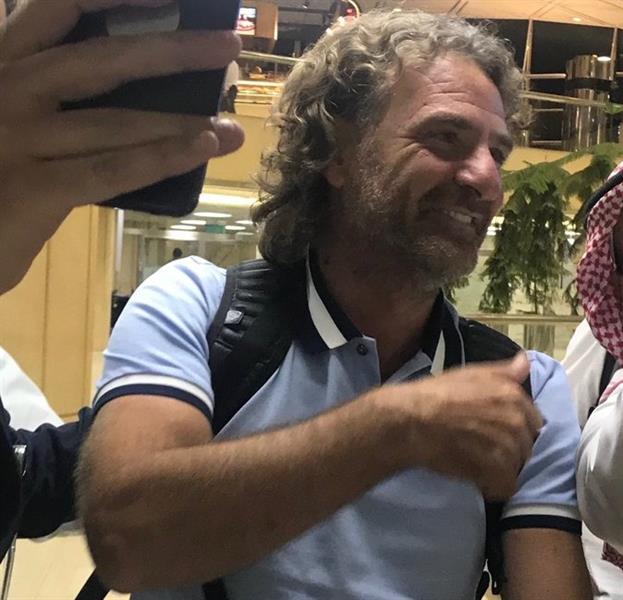 بالفيديو والصور.. مدرب النصر الجديد يصل إلى الرياض 