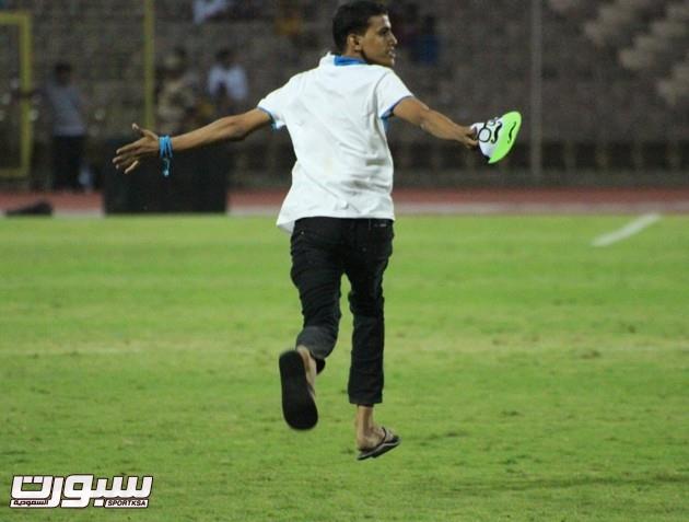  مشجع هلالي يقتحم ملعب مباراة الاتحاد والنصر