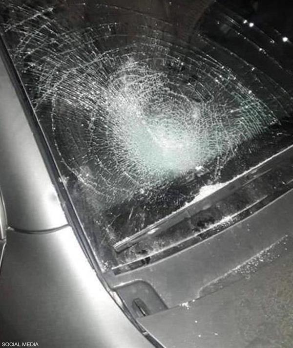 صور.. فتاة تحطم زجاج 15 سيارة في إربد بالأردن