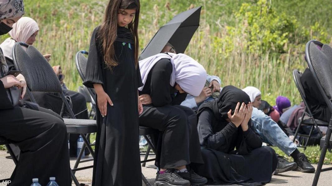 المئات يشاركون في تشييع أفراد أسرة كندية مسلمة دهسهم مهاجم بشاحنته بدافع الكراهية