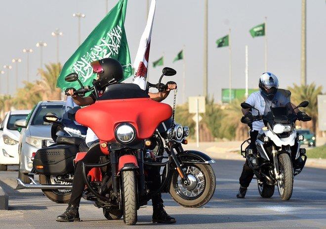 دراجات نارية تجوب شوارع الرياض بأعلام المملكة احتفاءً باليوم الوطني الـ90