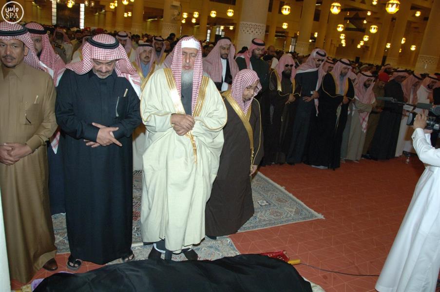 بالصور.. أمير الرياض يؤدي صلاة الميت على والدة الأمير جلوي بن سعود بن عبدالعزيز