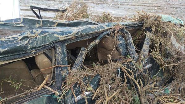 3 مواطنين ينقذون عائلة حوّل السيل مركبتهم لكومة حديد بمكة