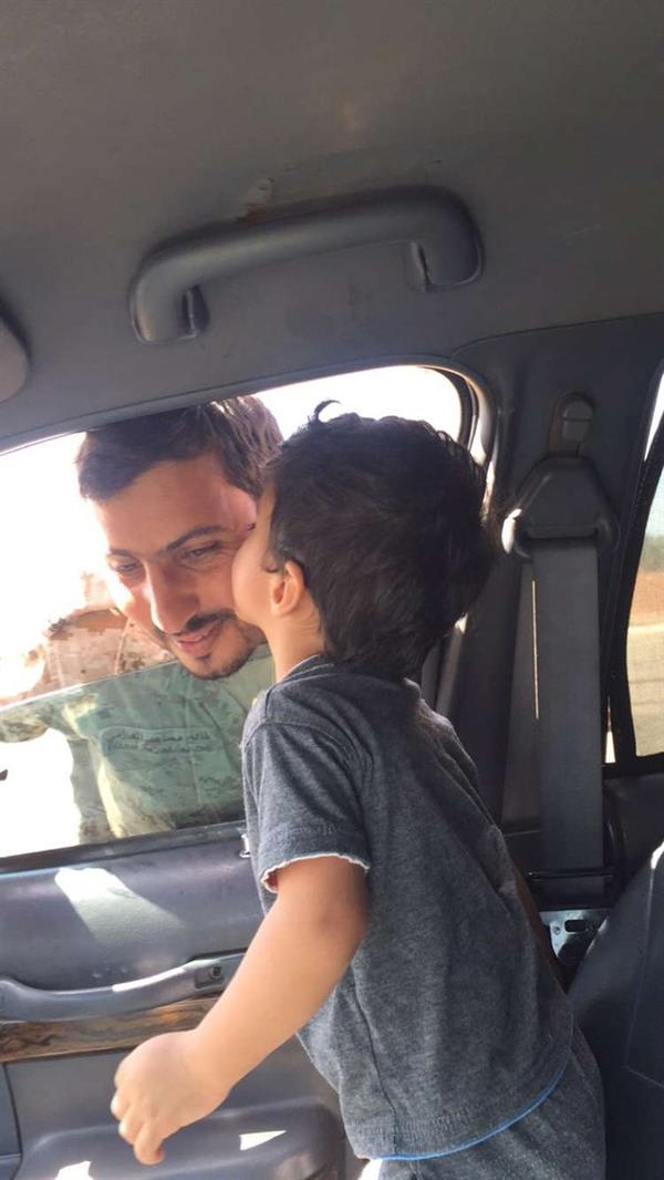 مشهد مؤثر لطفل يودع أباه المرابط بالحد الجنوبي