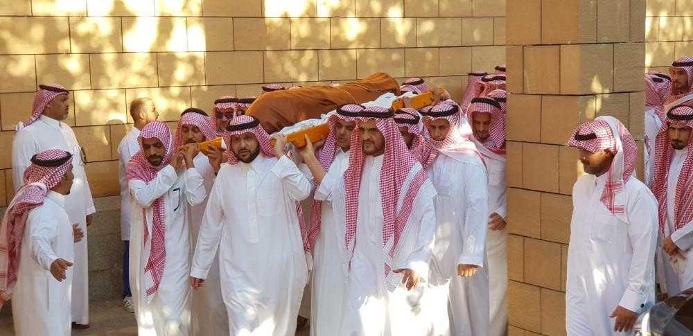 يتقدمهم والده الأمير مقرن وعشرات من الأمراء.. أداء الصلاة على الأمير منصور وتشييع جنازته (صور)