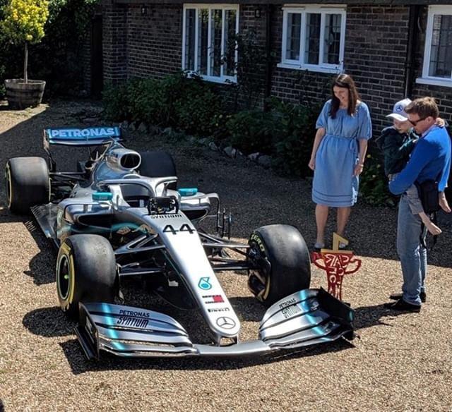 سيارة سيارة