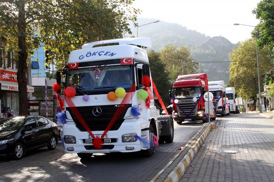 بالصور.. زفاف على متن الشاحنات في ولاية موغلا التركية