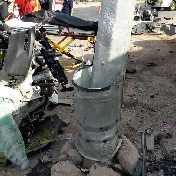 شاهد.. حادث اصطدام بعمود إنارة يشطر مركبة ويقتل قائدها بالرس شاهد.. حادث اصطدام بعمود إنارة يشطر مركبة ويقتل قائدها بالرس