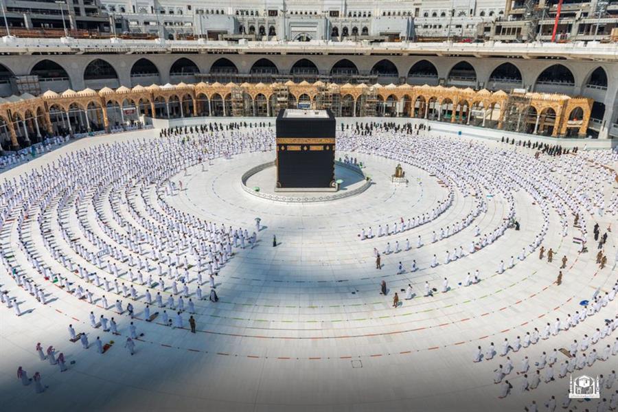 شاهد.. جموع المصلين يؤدون صلاة الجمعة بالمسجد الحرام 