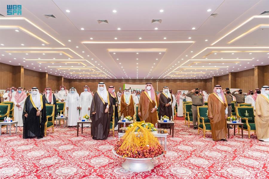 أمير الجوف يدشّن مهرجان التمر والعسل بدومة الجندل (صور) أمير الجوف يدشّن مهرجان التمر والعسل بدومة الجندل (صور)