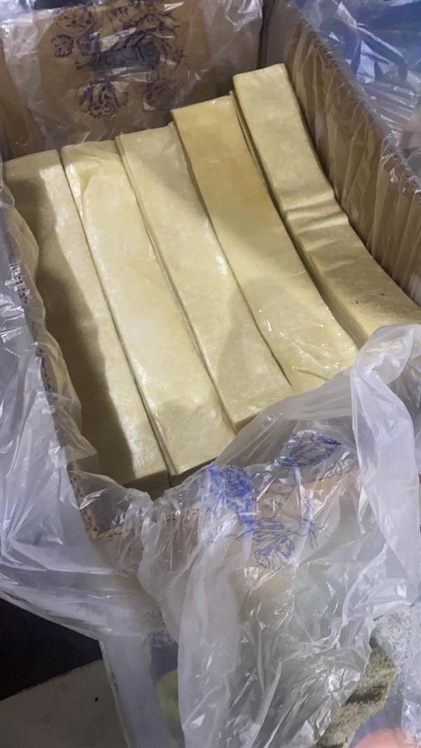 ضبط عمالة وافدة حولت محلاً خالياً بعد حجبه بالستائر إلى معمل لإنتاج 