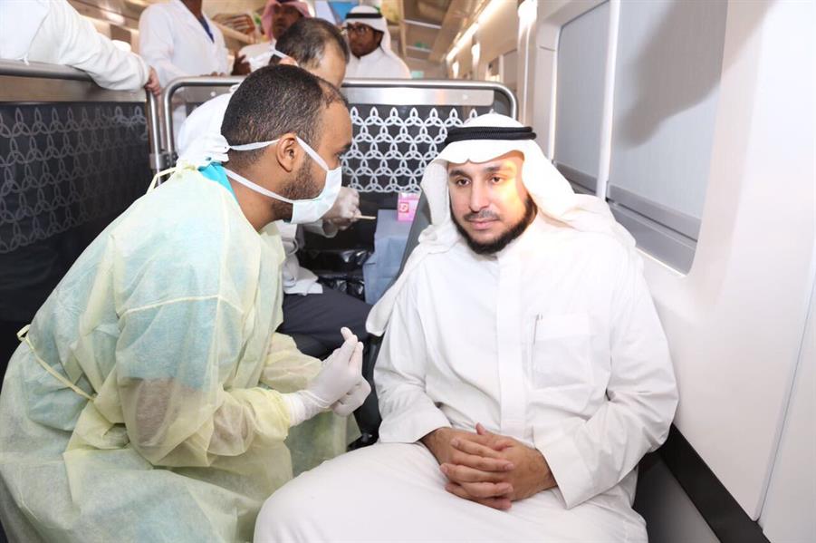 بالصور.. تقديم خدمات طبية لركاب رحلة قطار 