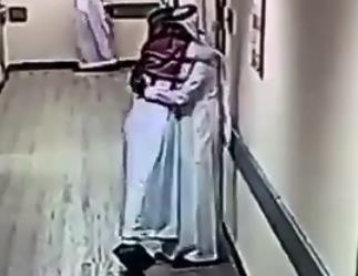 أخبار 24 فيديو هكذا احتوى مدير مستشفى ببريدة غضب أحد المراجعين وإشادات واسعة بتصرفه