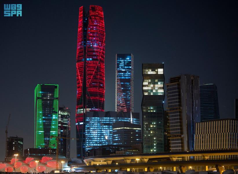 معالم الرياض تتزين بألوان علم سلطنة عمان