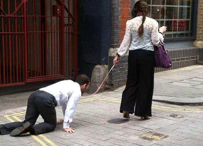 امرأة تتجوّل في شوارع لندن وتسحب رجلًا بسلسلة