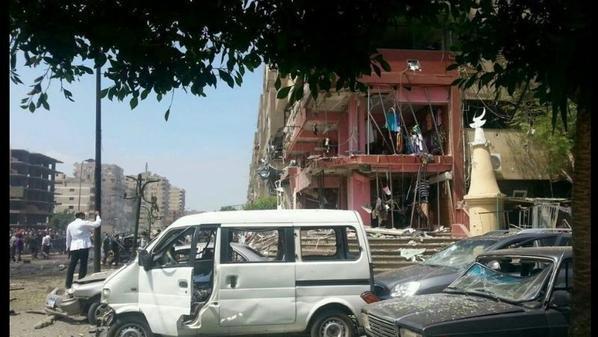 أسفر الانفجار عن إصابة السيارات الموجودة بأضرار 