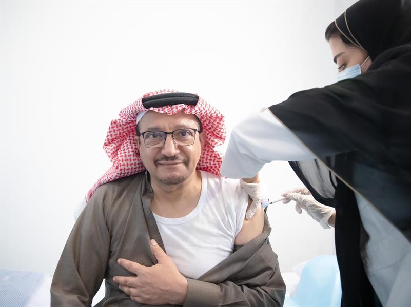 صور.. وزير التعليم وعدد من مسؤولي الوزارة يتلقون الجرعة الأولى من لقاح صور.. وزير التعليم وعدد من مسؤولي الوزارة يتلقون الجرعة الأولى من لقاح